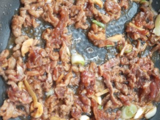 10、有助于抵抗雾霾的木耳黄花菜炒肉,翻炒一下。