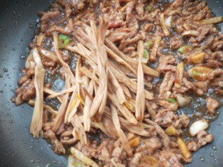 11、有助于抵抗雾霾的木耳黄花菜炒肉,放黄花菜。