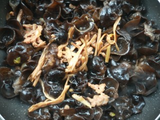 12、有助于抵抗雾霾的木耳黄花菜炒肉,放木耳,翻炒一下