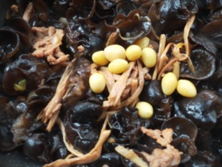 13、有助于抵抗雾霾的木耳黄花菜炒肉,放白果,翻炒均匀。