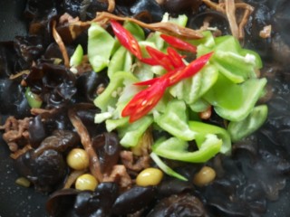 14、有助于抵抗雾霾的木耳黄花菜炒肉,倒入青椒,红椒。