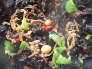 15、有助于抵抗雾霾的木耳黄花菜炒肉,翻炒至青椒红椒断生即可。