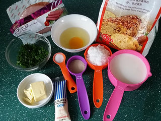 1、香葱火腿面包卷,备好食材