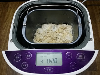 3、香葱火腿面包卷,用筷子拌成絮絮状，静置10多钟后，再开启揉面程序