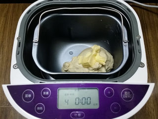 4、香葱火腿面包卷,结束后加入软化的黄油块