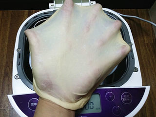 5、香葱火腿面包卷,揉至光滑后，取块面团检查下扩展情况，出膜还不错，无需向做吐司那样簿膜