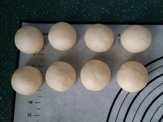 8、香葱火腿面包卷,取出排气，按总量分割14等份（另6份做排包了），搓圆盖膜松驰15分钟