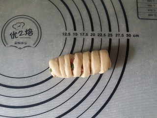 12、香葱火腿面包卷,卷好后捏紧收口，并将接口处朝下放置