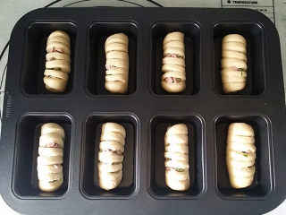 13、香葱火腿面包卷,待全部做好后放入模具中，送至烤箱再加碗热水发酵至2倍大