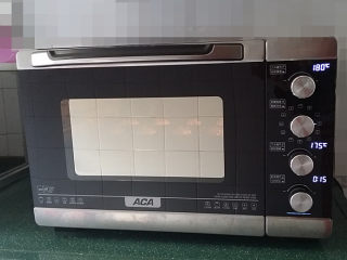 15、香葱火腿面包卷,送入预热好的烤箱中层：上火180度、下火175度