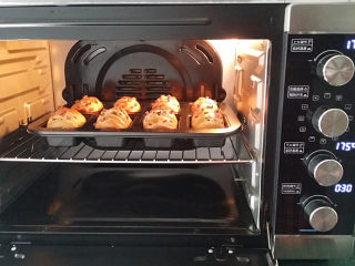 16、香葱火腿面包卷,烘烤15分钟左右，至表面金黄即可取出