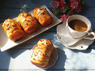 18、香葱火腿面包卷,配杯咖啡，或是牛奶，绝对是能量满满的早餐，当然也可是下午茶啊