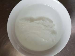 1、桂花燕窝,干燕窝一盏，泡入清水中..泡发时间4-6个小时