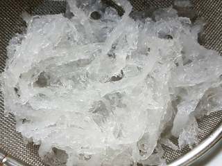 2、桂花燕窝,顺着纹理撕开，清水冲净，沥干水备用。