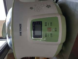 3、桂花燕窝,放入炖锅炖半个小时（没有炖锅放在蒸锅里，隔水炖）