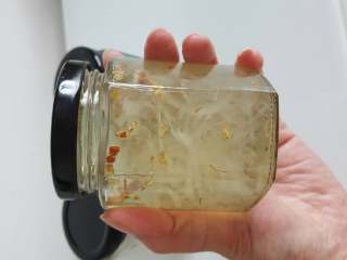 4、桂花燕窝,炖好后加入适量冰糖，和少许桂花，即可食用。放入冰箱冷藏后食用口感更佳！