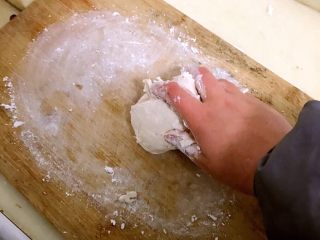 1、鸡蛋卷饼,面粉加适量水，和面揉搓成面团，这里要强调下，面团要尽量使劲全面揉搓，要有耐心，揉搓差不多了就搓成面团，敷上保鲜膜进行醒面，大概半小时左右。
