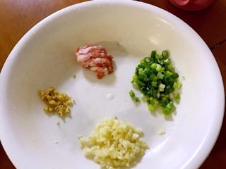 2、鸡蛋卷饼,在醒面的过程中，我们可以把猪肉，生姜，香葱和蒜都剁好待用，猪肉尽量剁的细一点。