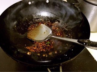 3、鸡蛋卷饼,然后还是制作酱，锅里热油后加入肉末，翻炒至熟，加入生姜葱蒜末等翻炒，注意整个过程小火就可以了，翻炒至香味出来后加入生抽调味，放一点盐，加点水，熬至浓稠状即可盛出备用。