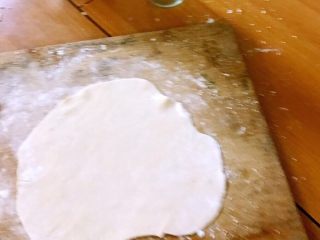 4、鸡蛋卷饼,面团醒好后，再揉搓一会儿后就可以擀面了，面皮擀的薄一点，圆一点，我擀得有点丑，哈哈????