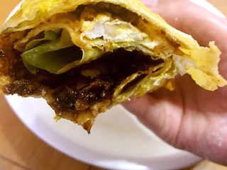 8、鸡蛋卷饼,咬一口，自己的劳动成果，香香哒！