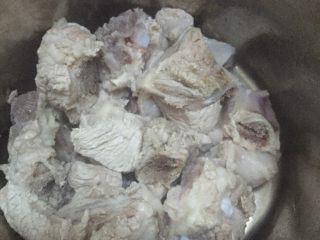 1、青橄榄排骨汤,将排骨洗净备用