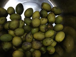 2、青橄榄排骨汤,青橄榄洗净备用