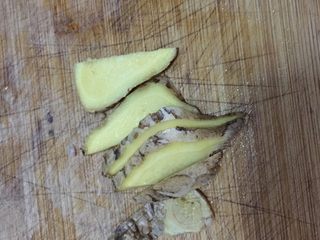 3、青橄榄排骨汤,生姜切片备用