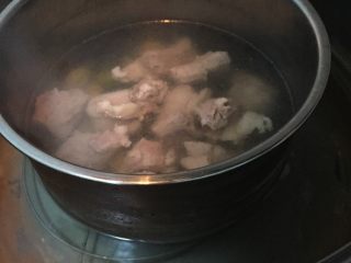 4、青橄榄排骨汤,青橄榄排骨放入锅中，加入姜片，再加少许盐，放入蒸锅隔水炖两个小时