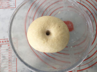 2、家庭版喜饼,发酵两倍大取出，这里教大家一个判断是否发酵好的小方法：用手指沾面粉往中间戳一个洞，不回缩不反弹的状态是最好的。如果反弹证明发酵的时间不够，如果回缩了证明发酵过头了。
