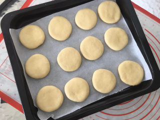 5、家庭版喜饼,擀扁放入烤盘。