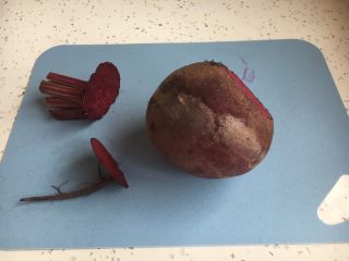 2、米醋浸甜菜根（营养美味佐餐小菜）,将甜菜根洗干净，切掉头和尾吧。