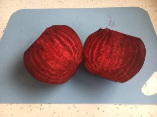 3、米醋浸甜菜根（营养美味佐餐小菜）,将甜菜根对切，一分为二。