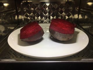 4、米醋浸甜菜根（营养美味佐餐小菜）,放在蒸锅里蒸20分钟，将其蒸熟。