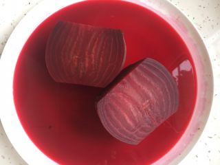 5、米醋浸甜菜根（营养美味佐餐小菜）,取出蒸熟的甜菜根，将多余的水分蓖出。