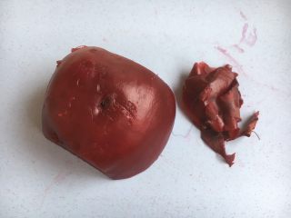 6、米醋浸甜菜根（营养美味佐餐小菜）,轻轻的撕去甜菜根的皮。