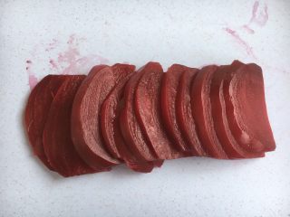 7、米醋浸甜菜根（营养美味佐餐小菜）,将甜菜根切成5mm的片。