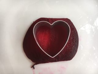 8、米醋浸甜菜根（营养美味佐餐小菜）,放上漂亮的“❤️”模具。