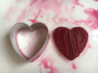 9、米醋浸甜菜根（营养美味佐餐小菜）,将甜菜头压成❤️形。