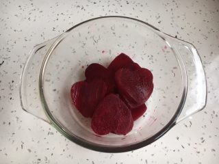 11、米醋浸甜菜根（营养美味佐餐小菜）,将♥️甜菜根放在玻璃容器里。