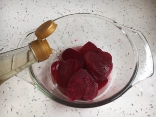 12、米醋浸甜菜根（营养美味佐餐小菜）,倒入米醋，米醋的量是食材的一半就可以。
