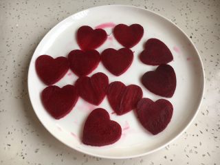 10、米醋浸甜菜根（营养美味佐餐小菜）,将所有的甜菜根片都压成❤️备用。