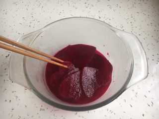 13、米醋浸甜菜根（营养美味佐餐小菜）,用筷子翻动♥️甜菜根，让其均匀蘸上米醋。