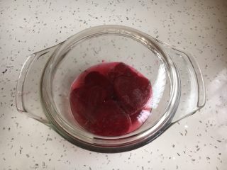 14、米醋浸甜菜根（营养美味佐餐小菜）,盖上容器的盖子，放在冰箱里腌制12个小时左右即可。