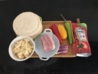 1、家庭迷你小Pizza(6寸),材料⬆️图准备好,没有洋葱所以用了几根小䓤头代替