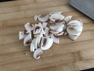 3、家庭迷你小Pizza(6寸),白蘑菇洗干净切片