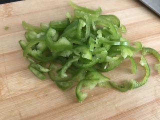 6、家庭迷你小Pizza(6寸),青,红椒也切小丝(红椒漏拍了)