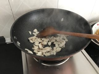 8、家庭迷你小Pizza(6寸),把白蘑菇放入炒香水份