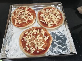 11、家庭迷你小Pizza(6寸),撒上一层芝士碎