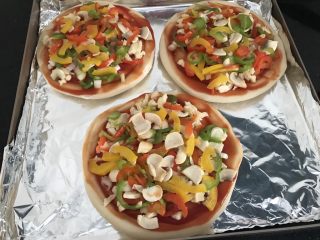 12、家庭迷你小Pizza(6寸),把蔬菜放上